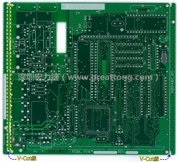 所謂【V-cut】是印刷電路板(PCB)廠商依據(jù)客戶的圖紙要求，事先在PCB的特定位置用轉(zhuǎn)盤刀具切割好的一條條分割線，其目的是為了方便后續(xù)SMT電路板組裝完成后的「分板(De-panel)」之用，因?yàn)槠淝懈詈蟮耐庑涂雌饋砭拖駛€(gè)英文的【V】字型，因此得名。