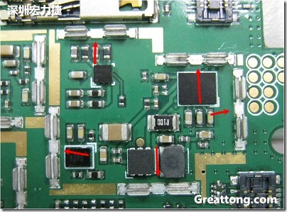 圖中顯示一塊電路板使用這種屏蔽夾(shielding clip)的實(shí)例。基本上我們在彎角的地方都設(shè)計(jì)擺放了一個(gè)屏蔽夾，這樣可以讓作業(yè)員比較方便安裝屏蔽罩(shielding can)時(shí)的對位準(zhǔn)確。然后在其他沒有屏蔽夾的地方也設(shè)計(jì)了一些接地的布線，一來可以稍微提升屏蔽罩的電磁隔絕能力，另一方面也可以為屏蔽夾無效時(shí)，馬上可以更改為屏蔽框，而無需要重新設(shè)計(jì)電路板。