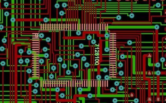 圖1：兩種PCB模型的部分電路。頂圖：傳統設計版本。